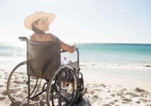vrouw in rolstoel op het strand