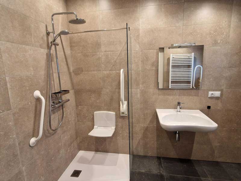 Aangepaste badkamer in deze vakantiewoning in Hoenderloo