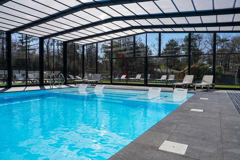 Zwembad op vakantiepark met nieuwe vakantiewoningen voor minder validen.